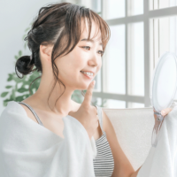 歯を確認している女性