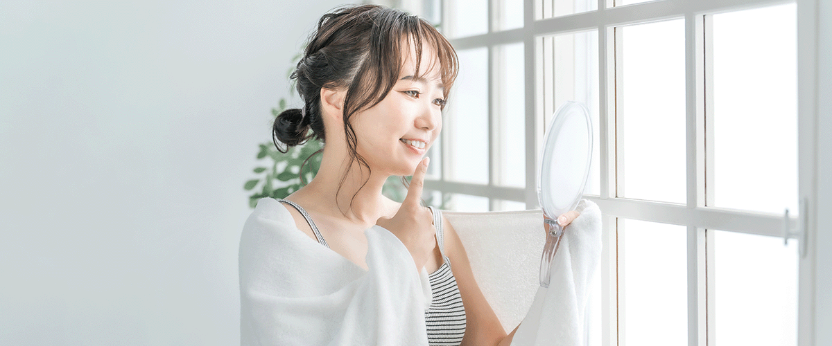 歯を確認している女性