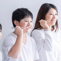 歯磨きをする親子