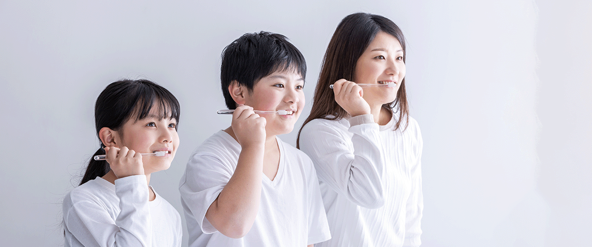 歯磨きをする親子