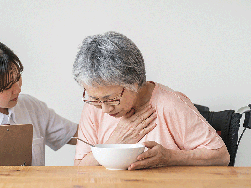 食事中に咽る高齢者
