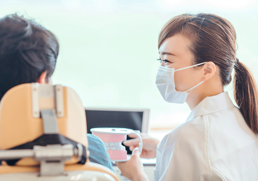 歯磨き指導する衛生士