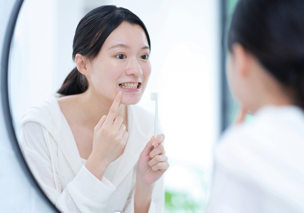 歯を確認する女性