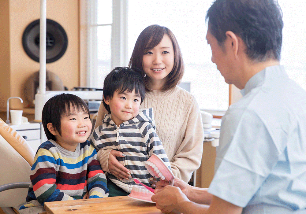 話を聞く親子