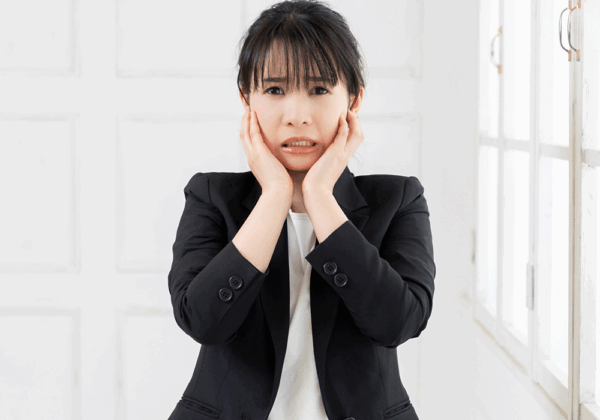 歯が痛い女性